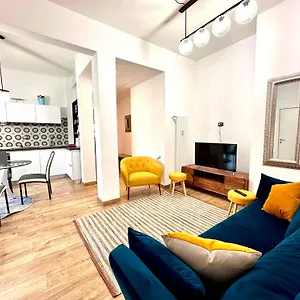 Lombardo's Family - Free Private Parking 700m From The Station! Appartamento
